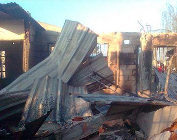 La casa de unos vecinos fue destrozada por los narcos (Gentileza: Perspectiva Sur)