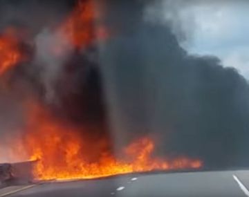 Un camión chocó contra el guardarrail y explotó