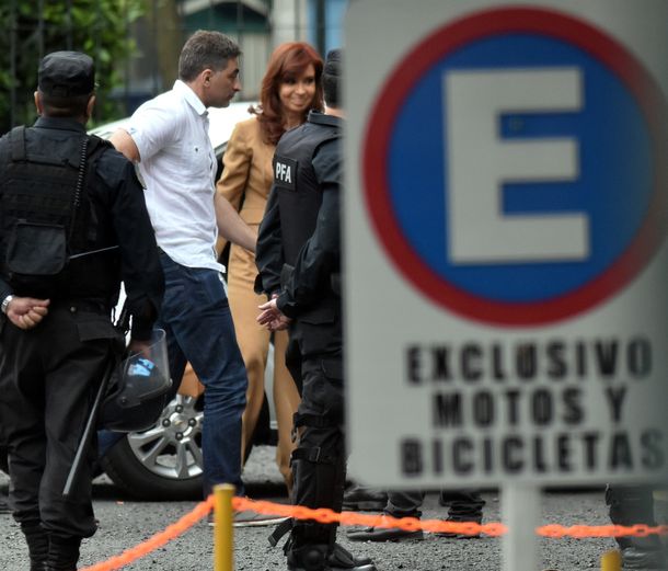 La ex presidenta llegó pasada las 10 a tribunales