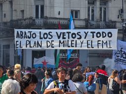 Vuelven a hablar los carteles: así se expresaron los manifestantes en la Marcha Universitaria