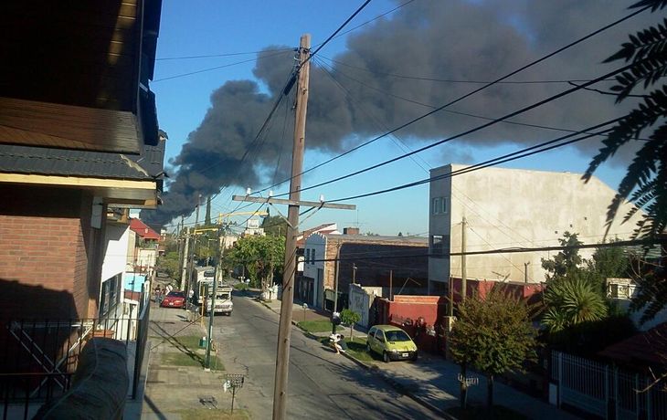 Incendio destruyó por completo una fábrica de plásticos