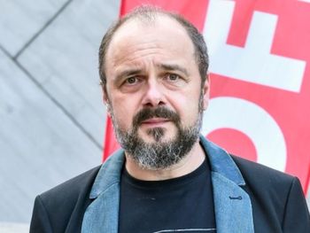 Arkadiusz Jakubik es el protagonista de esta mini serie furor en Netflix.