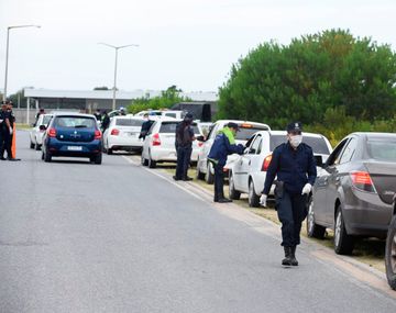 Irresponsables: cientos de autos esperan para entrar a Pinamar y Gesell