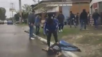 Un joven resultó herido en una violenta pelea a la salida de un boliche clandestino en Ezpeleta. Un joven resultó herido en una violenta pelea a la salida de un boliche clandestino en Ezpeleta.
