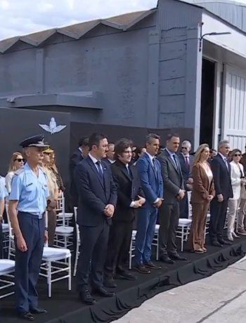 Milei presentó los primeros seis aviones de combate F-16: Ángeles protectores Milei presentó los primeros seis aviones de combate F-16: Ángeles protectores