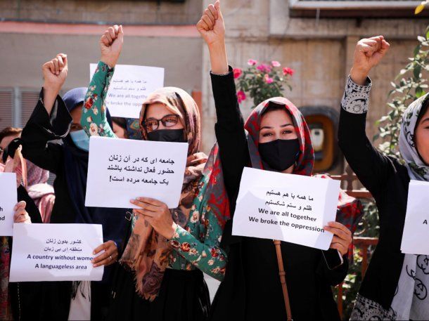 Afganistán: arrestaron a mujeres que protestaron contra el régimen talibán