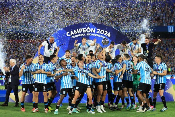 Racing campeón mientras Independiente lo mira por TV. Racing campeón mientras Independiente lo mira por TV.