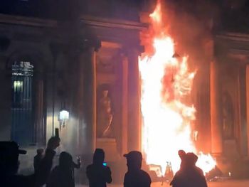 VIDEO: Manifestantes incendiaron la intendencia de la quinta ciudad de Francia