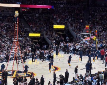 VIDEO El increíble triple que convirtió una mascota de la NBA