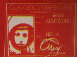 El carnet de Armstrong, con la escafandra puesta El carnet de Armstrong, con la escafandra puesta