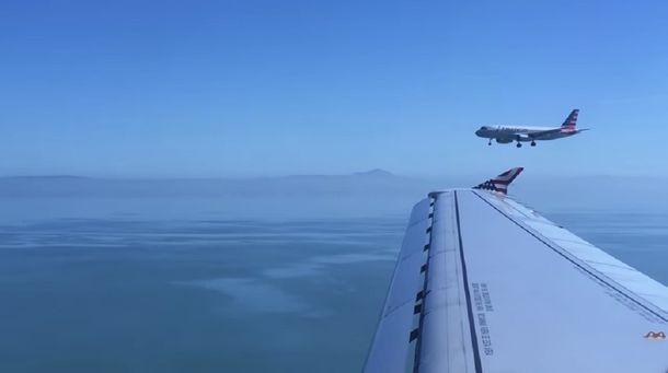 Nada como aterrizar a la par: dos aviones lo hacen posible en un aeropuerto