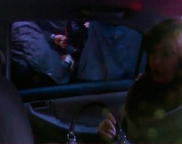 CFK rumbo a Tribunales: recibió un golpe cuando salía de la casa para ir a declarar