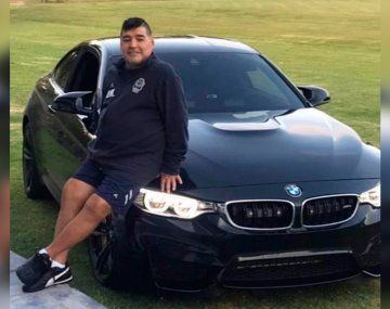 Subastan auto exclusivo de Maradona: Así es el BMW con sirena que tiene la firma de Diego