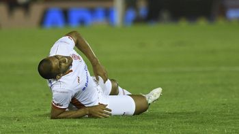 Wanchope Ábila se retuerce de dolor Wanchope Ábila se retuerce de dolor