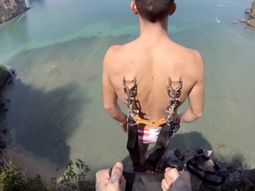 piercing y deporte extremo: un hombre salto al vacio con el paracaidas adherido a la espalda piercing y deporte extremo: un hombre salto al vacio con el paracaidas adherido a la espalda