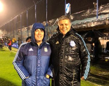 Luis Ventura con Juan Manuel Lugones bajo la lluvia