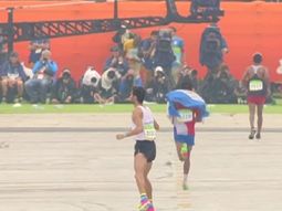 la llegada mas emotiva: un argentino se lesiono y termino la maraton ¡de costado! la llegada mas emotiva: un argentino se lesiono y termino la maraton ¡de costado!