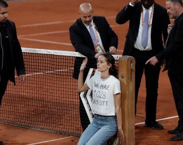 Una manifestante se metió en plena semifinal en Roland Garros