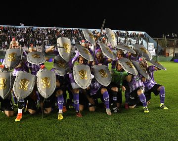 Así salían los superhéroes de Sacachispas al campo de juego