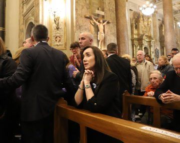Abucheos y cánticos contra Villarruel a la salida de la misa por Francisco