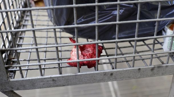 Desalmados: encuentran a un bebé recién nacido en la basura en La Plata
