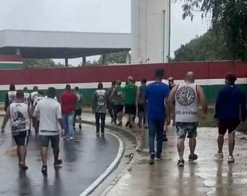 Tensión en Brasil: la barra de Fluminense apretó a los jugadores