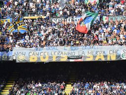 Una de las banderas que los hinchas del Inter colgaron en el San Siro.