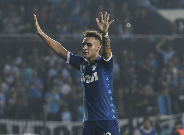 El festejo de Lautaro Martínez para el segundo gol de Racing ante Arsenal