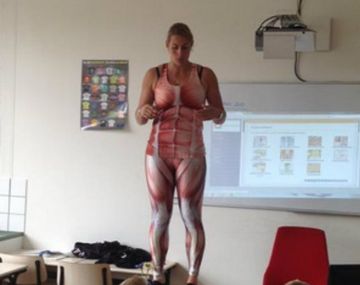 Profesora se sacó toda la ropa para una clase
