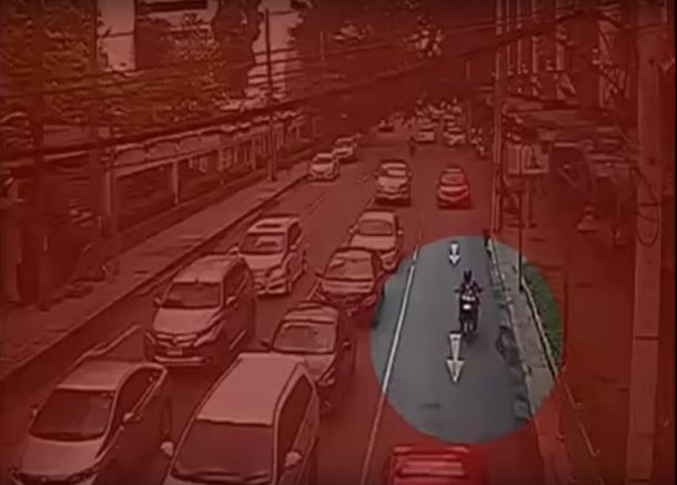 Un poste de luz cayó sobre la cabeza de una motociclista y la mató