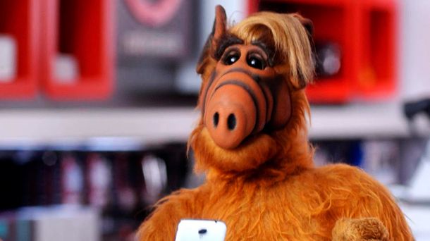 El peor momento de un clásico de los 90s: Alf lucha por su vida