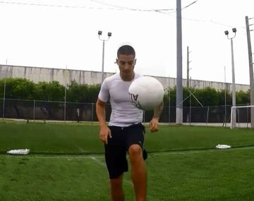 Maluma mostrando su talento para el fútbol