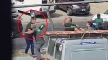 brutal pelea en castelar: lo golpearon con un fierro en la cabeza y quedo inconsciente brutal pelea en castelar: lo golpearon con un fierro en la cabeza y quedo inconsciente