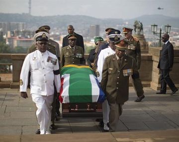 El cortejo fúnebre de Nelson Mandela desfila por Pretoria