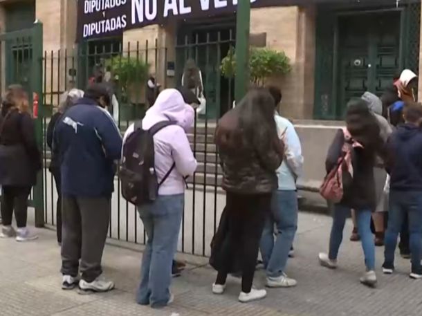 Cientos de personas hacen fila en la Facultad de Odontología de la UBA ante posible veto universitario