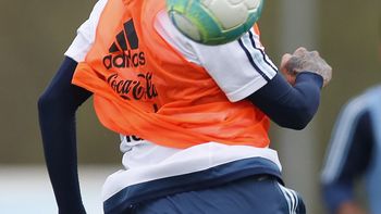 El zaguero sufrió la rudeza del delantero uruguayo