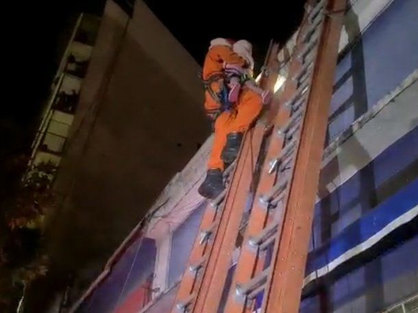 Así rescataron a una nena del derrumbe en Floresta