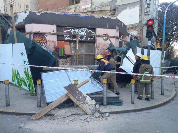 Rescatistas trabajaban en el lugar para asistir a los obreros heridos