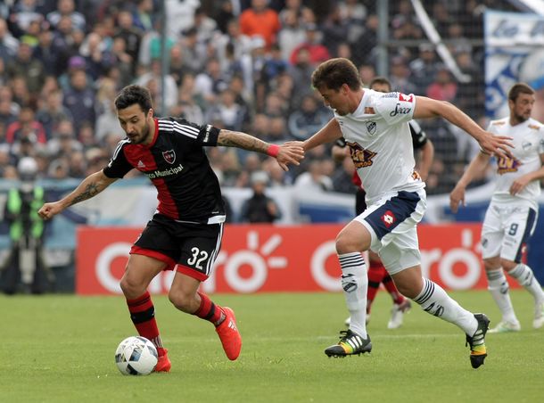 Newells le ganó al necesitado Quilmes sobre el final