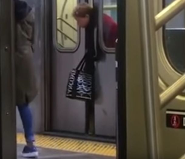 A una mujer le quedó su cabeza atrapada entre las puertas del subte