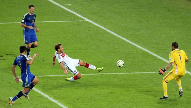 El ocaso del verdugo en el Mundial: Götze no juega en su club y vuelve donde no lo quieren