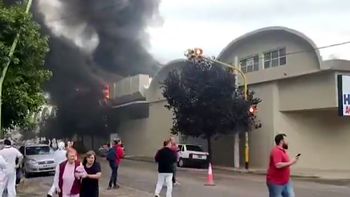 fotos y videos: se incendio un hipermercado recien inaugurado en bahia blanca fotos y videos: se incendio un hipermercado recien inaugurado en bahia blanca