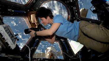 la historia de la astronauta italiana la historia de la astronauta italiana