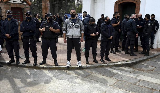 Alberto Fernández invitó a conversar a los policías que protestaban en Olivos, pero lo rechazaron