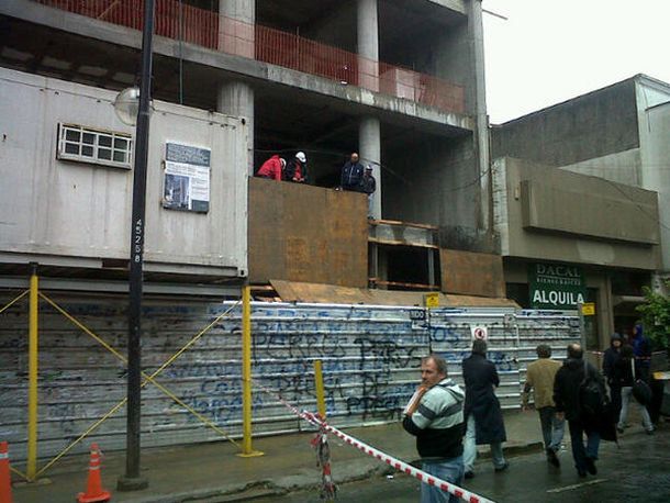 Al menos diez heridos por un derrumbe en el centro de La Plata