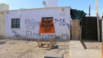 La casa de los menores acusados de abuso fue escrachada por los vecinos