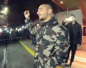 Furor por un reguetonero que cantó en la calle 