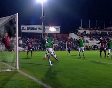 Para enmarcar: el arquero de Ferro y una atajada para el recuerdo