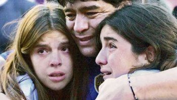 Diego Maradona junto a sus hijas Dalma y Gianinna. Diego Maradona junto a sus hijas Dalma y Gianinna.