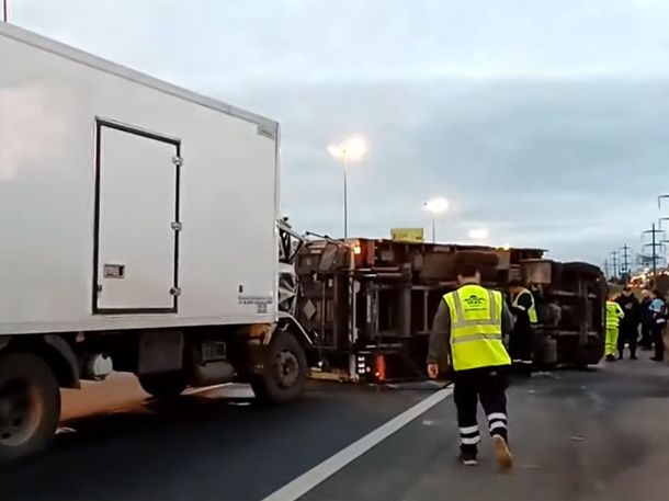 Uno de los vehículos volcó. Efectivos policiales trabajan para restablecer el tránsito en el lugar.